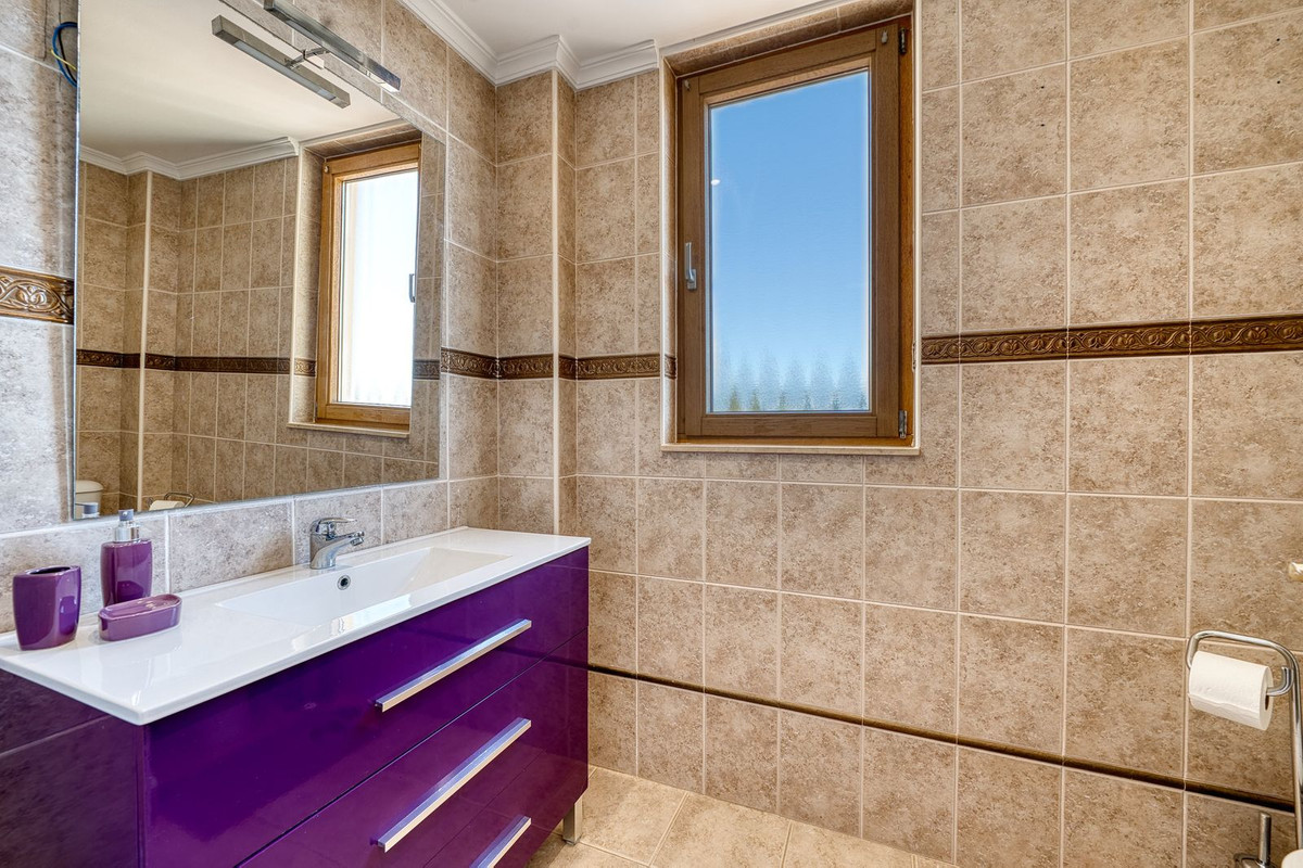 8 Bedroom Villa in Marbella - Photo 26
