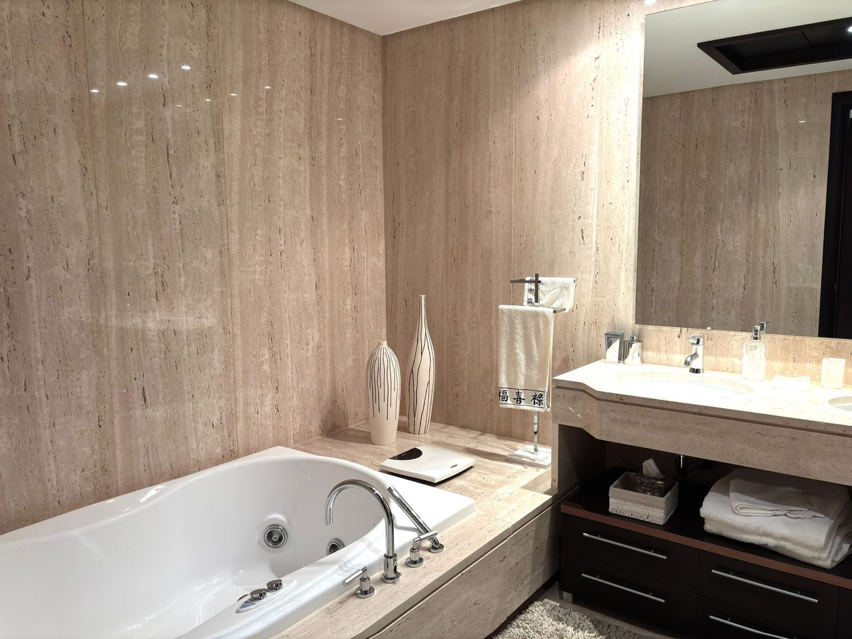 2 Bedroom Apartment in Marbella - Photo 20