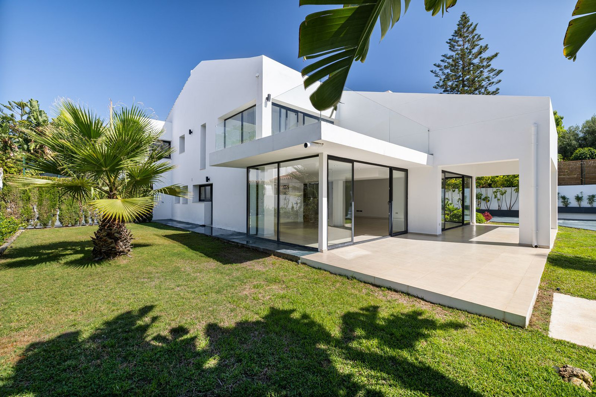 4 Bedroom Villa in San Pedro de Alcántara - Photo 4