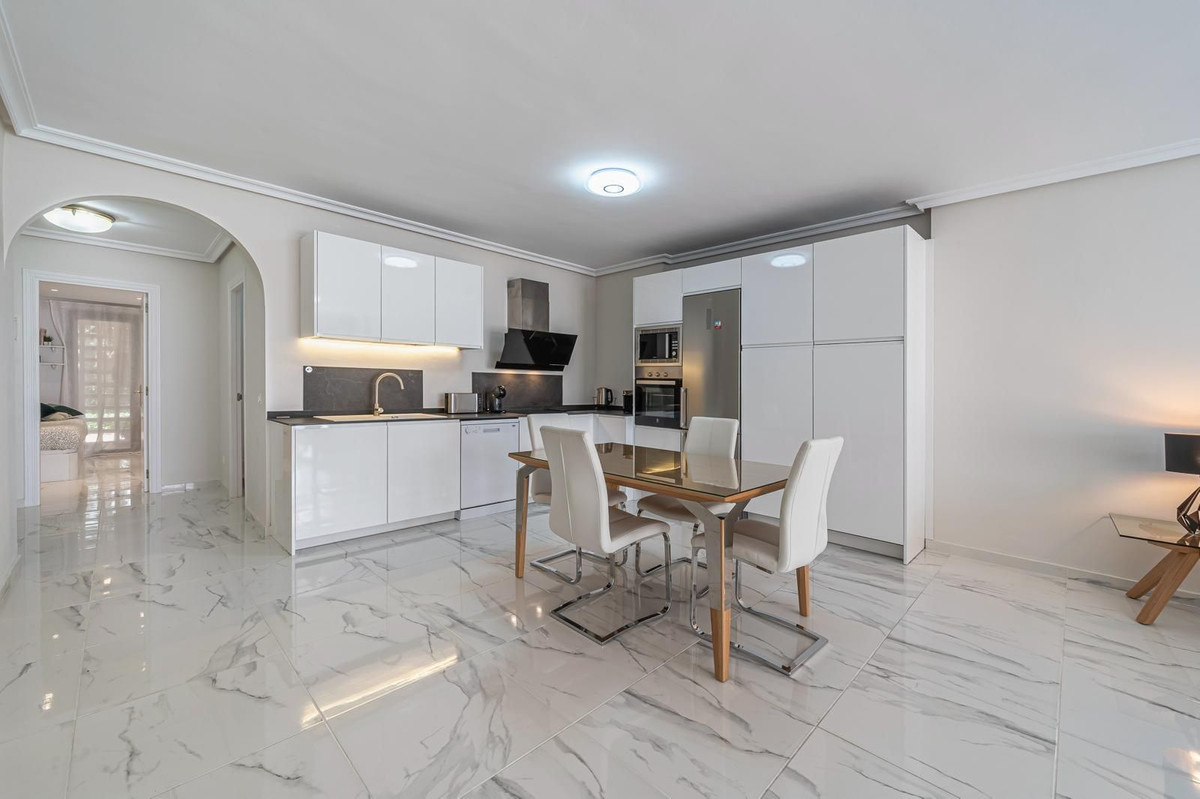 3 Bedroom Apartment in Marbella - Photo 10