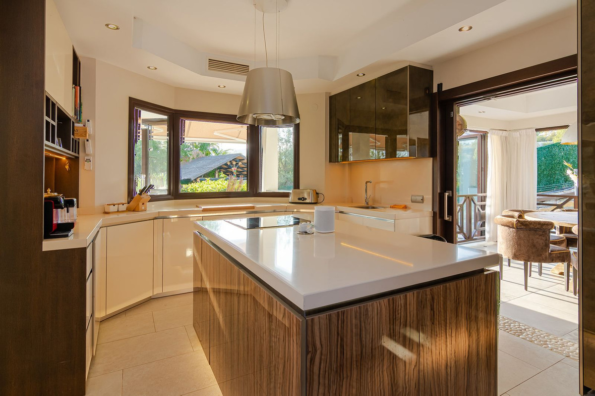 6 Bedroom Villa in Marbella - Photo 27