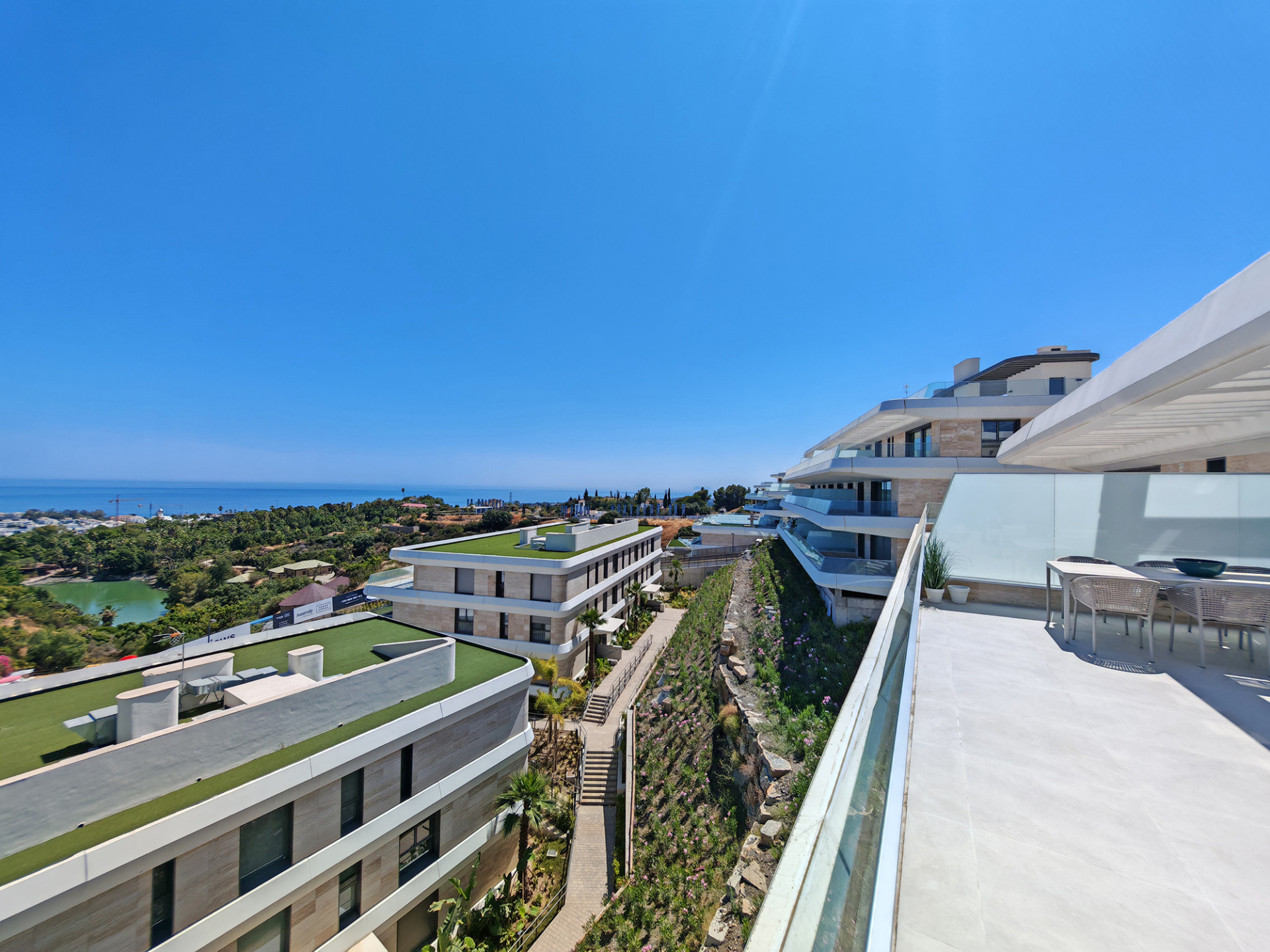 3 Bedroom Apartment in Estepona - Photo 14