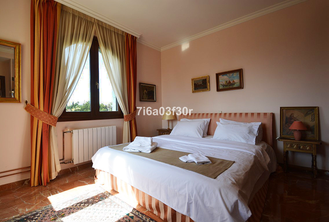 5 Bedroom Villa in Marbella - Photo 36