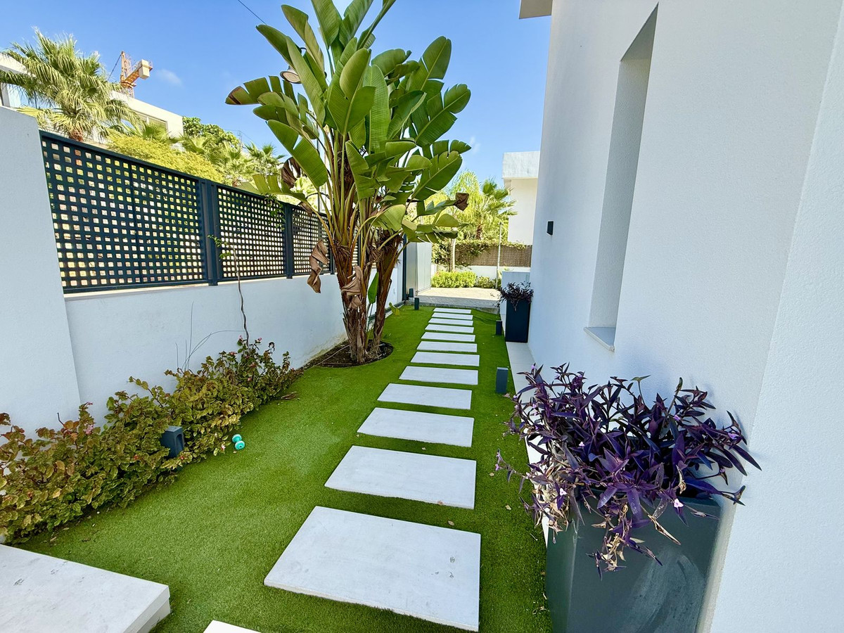 4 Bedroom Villa in Estepona - Photo 11