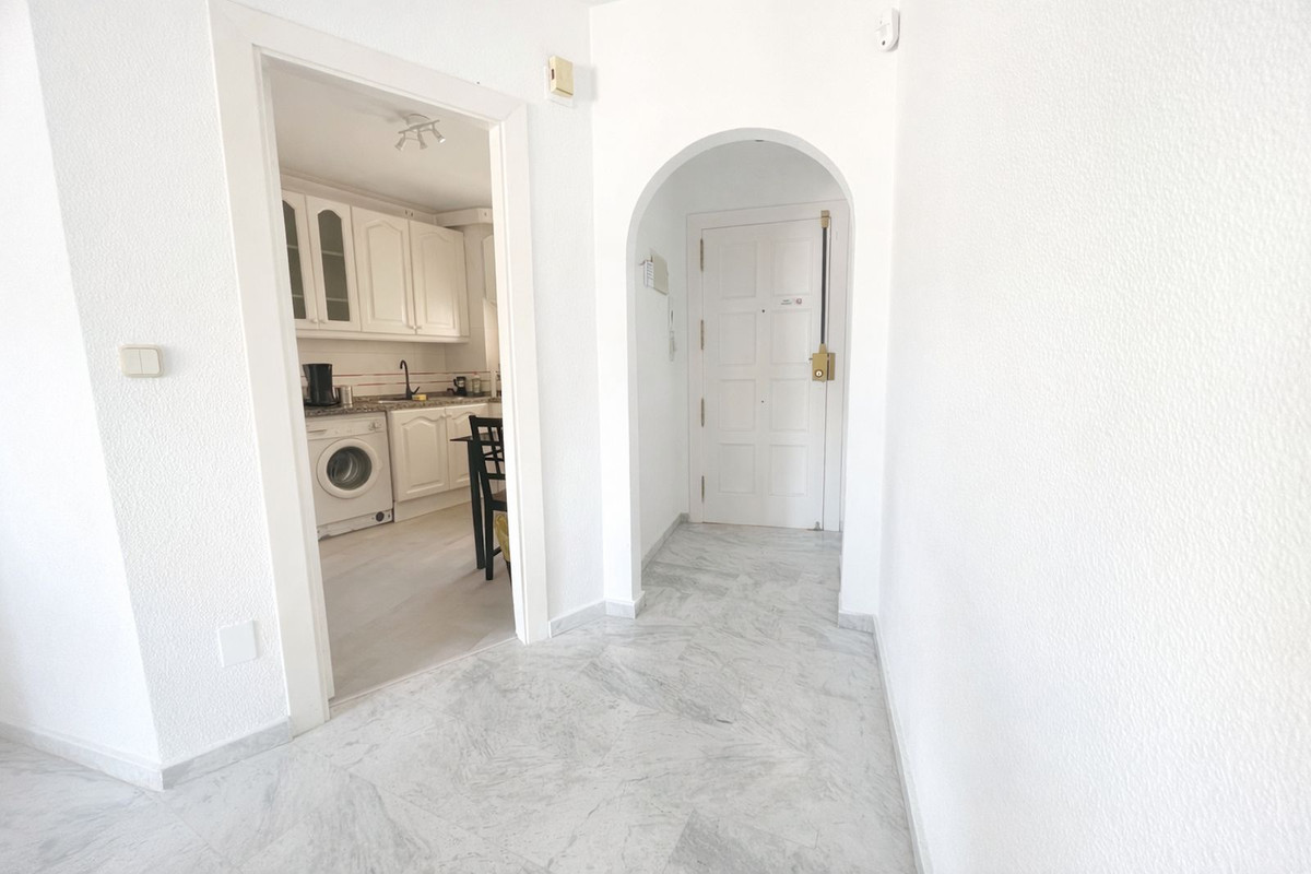 3 Bedroom Apartment in Torremolinos - Photo 9
