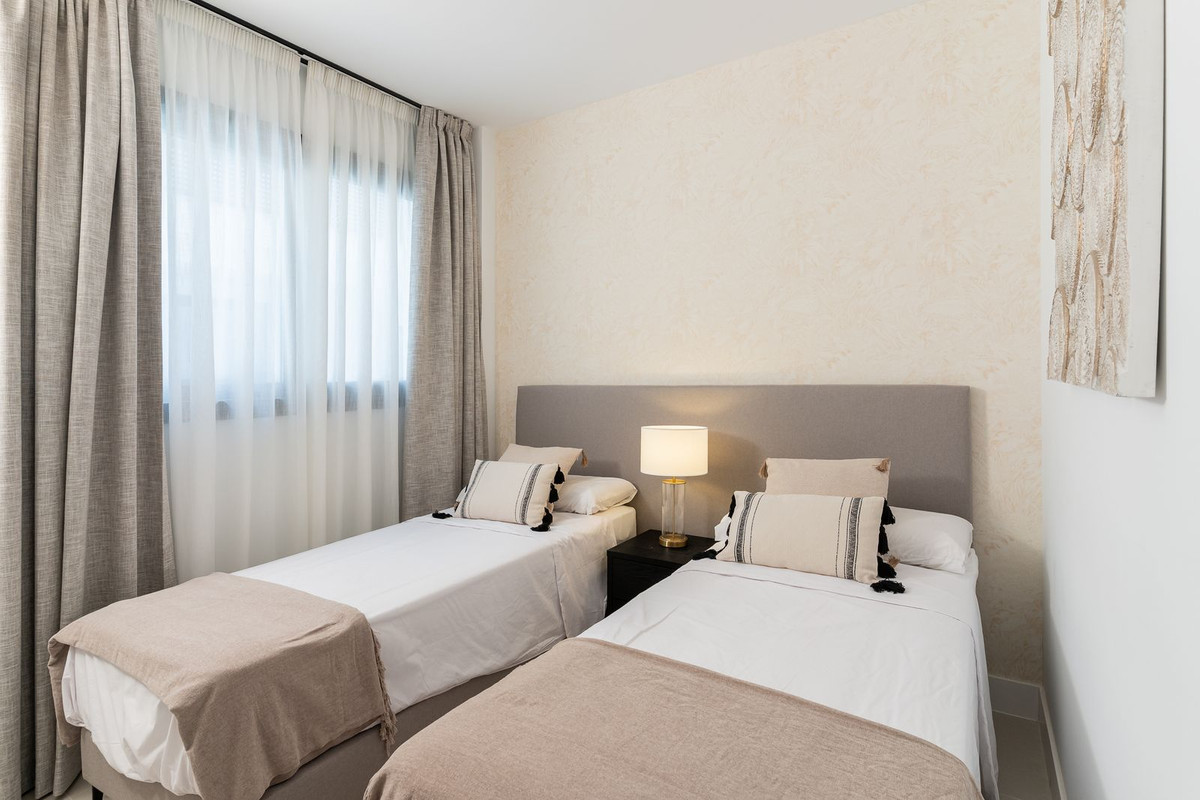 2 Bedroom Apartment in Fuengirola - Photo 5