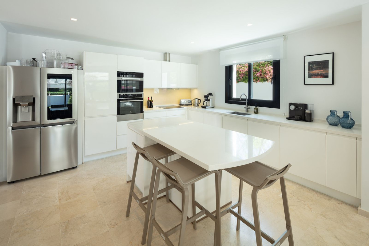 4 Bedroom Villa in Marbella - Photo 22