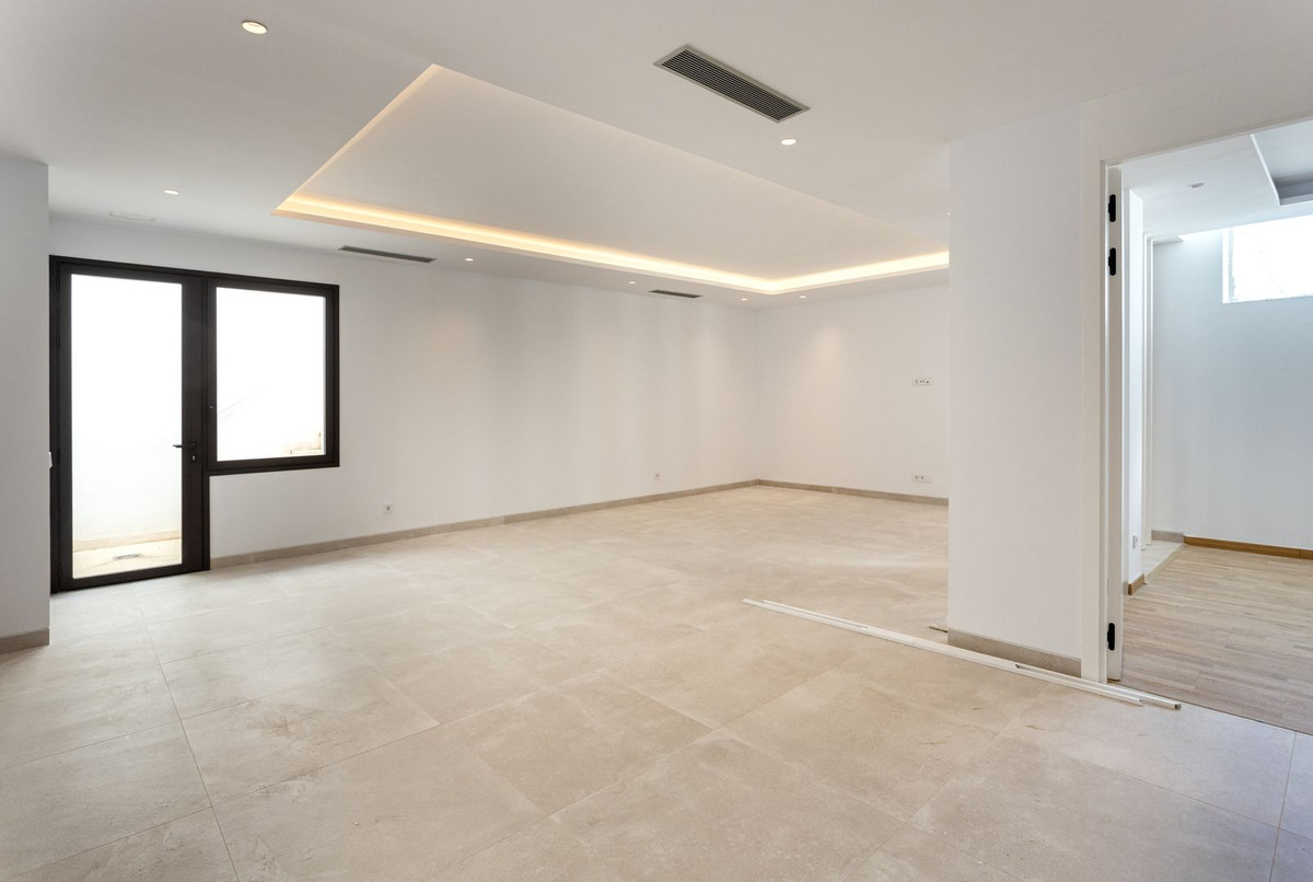 4 Bedroom Villa in Marbella - Photo 44