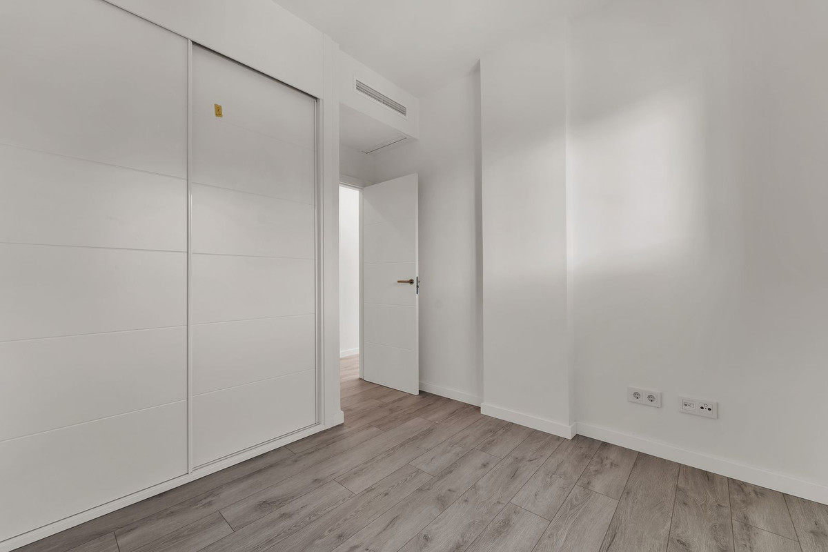 3 Bedroom Apartment in Estepona - Photo 11
