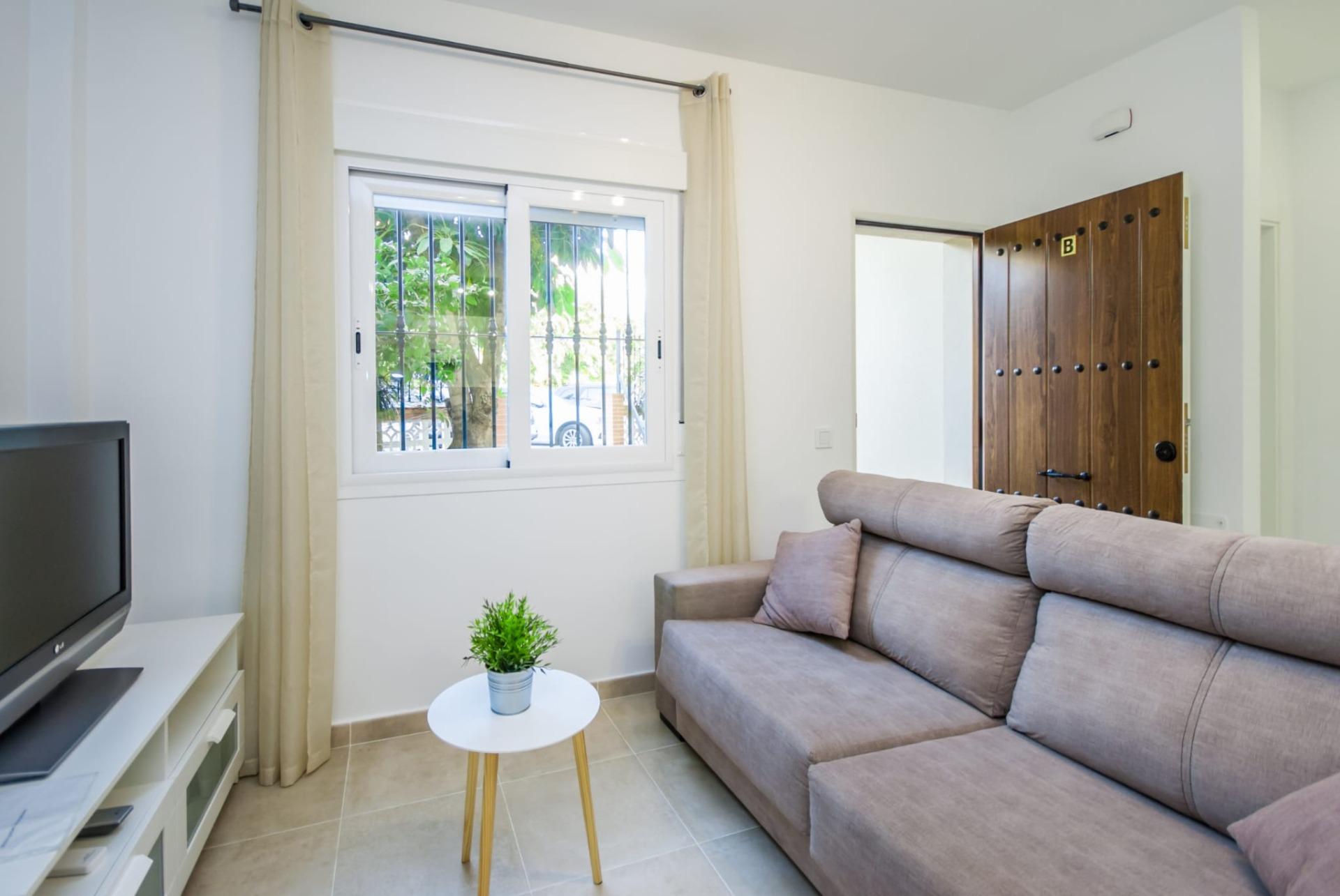 2 Bedroom Apartment in Fuengirola - Photo 3
