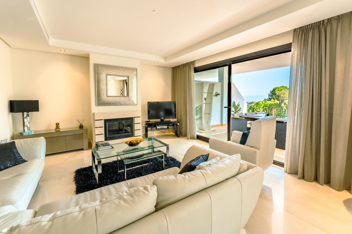 2 Bedroom Apartment in Benahavís - Photo 3