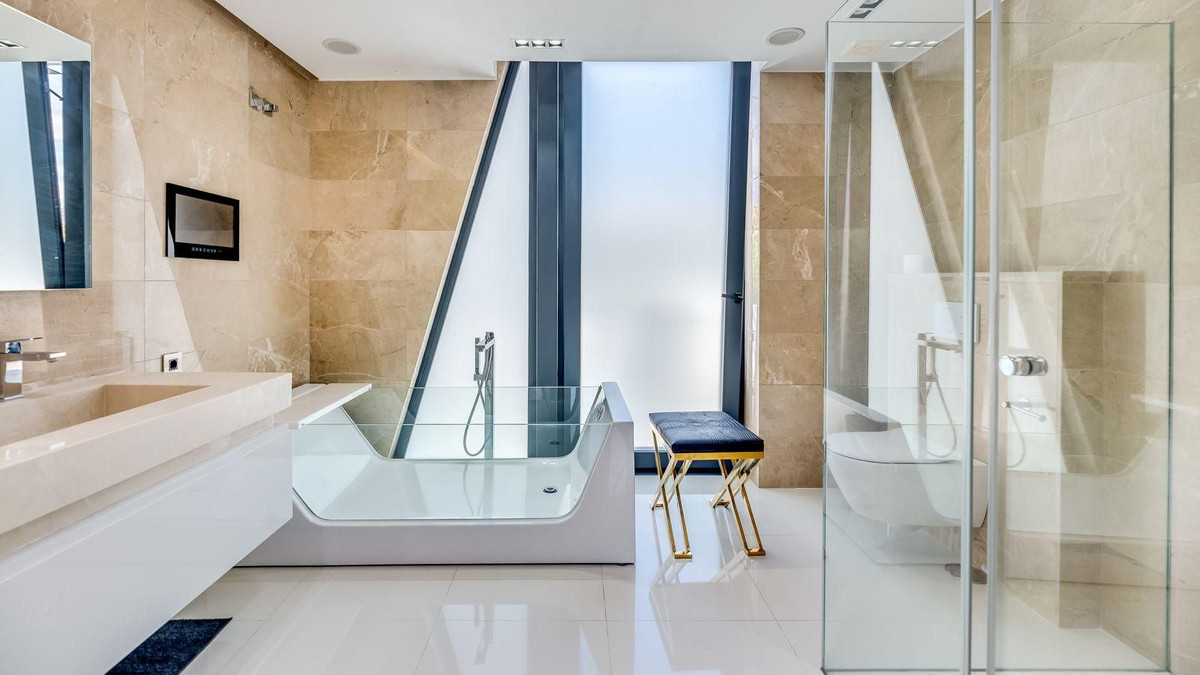 5 Bedroom Villa in Marbella - Photo 26