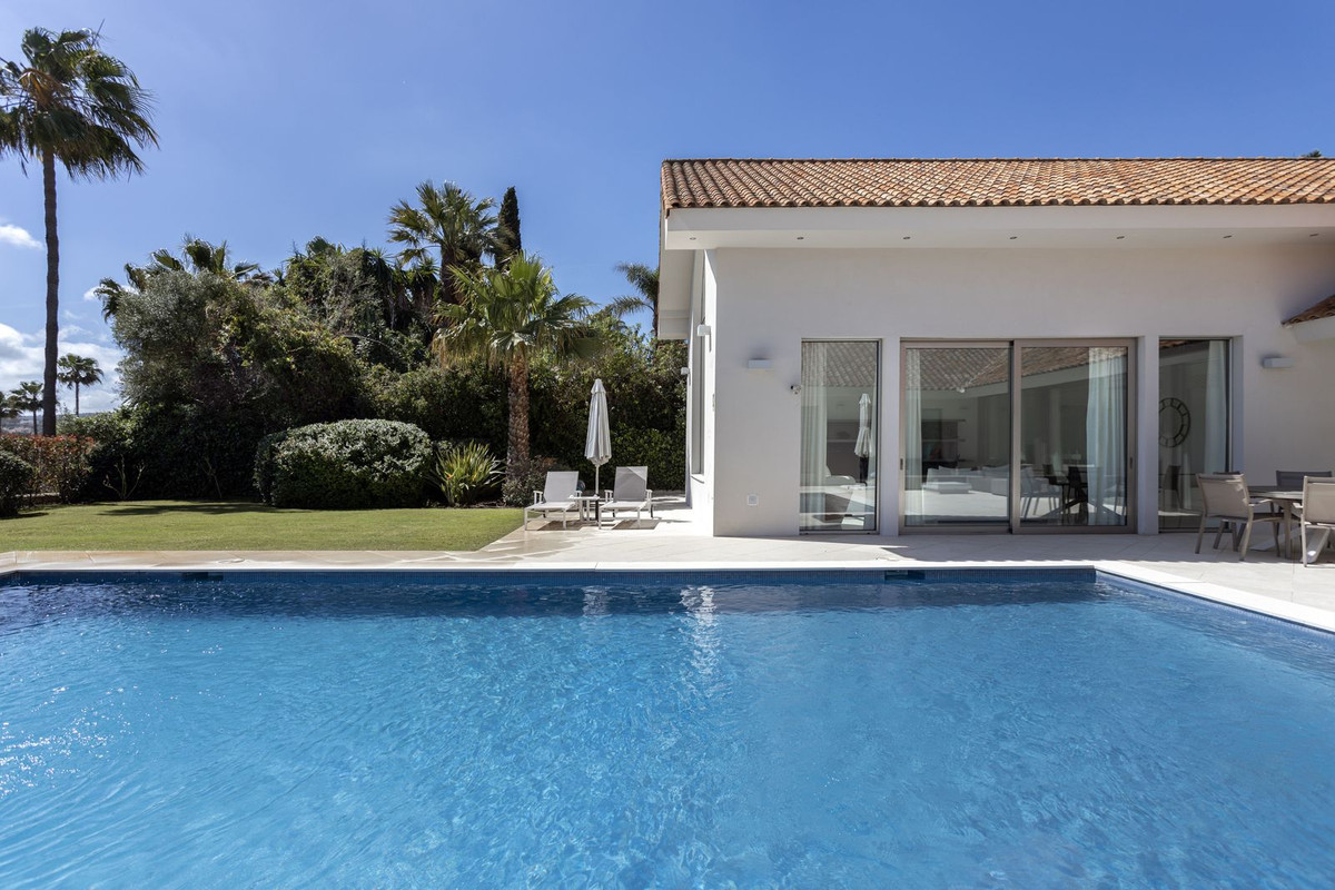 5 Bedroom Villa in San Roque - Photo 4