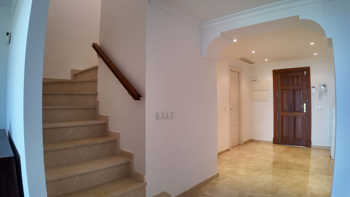 4 Bedroom Townhouse in Benahavís - Photo 54