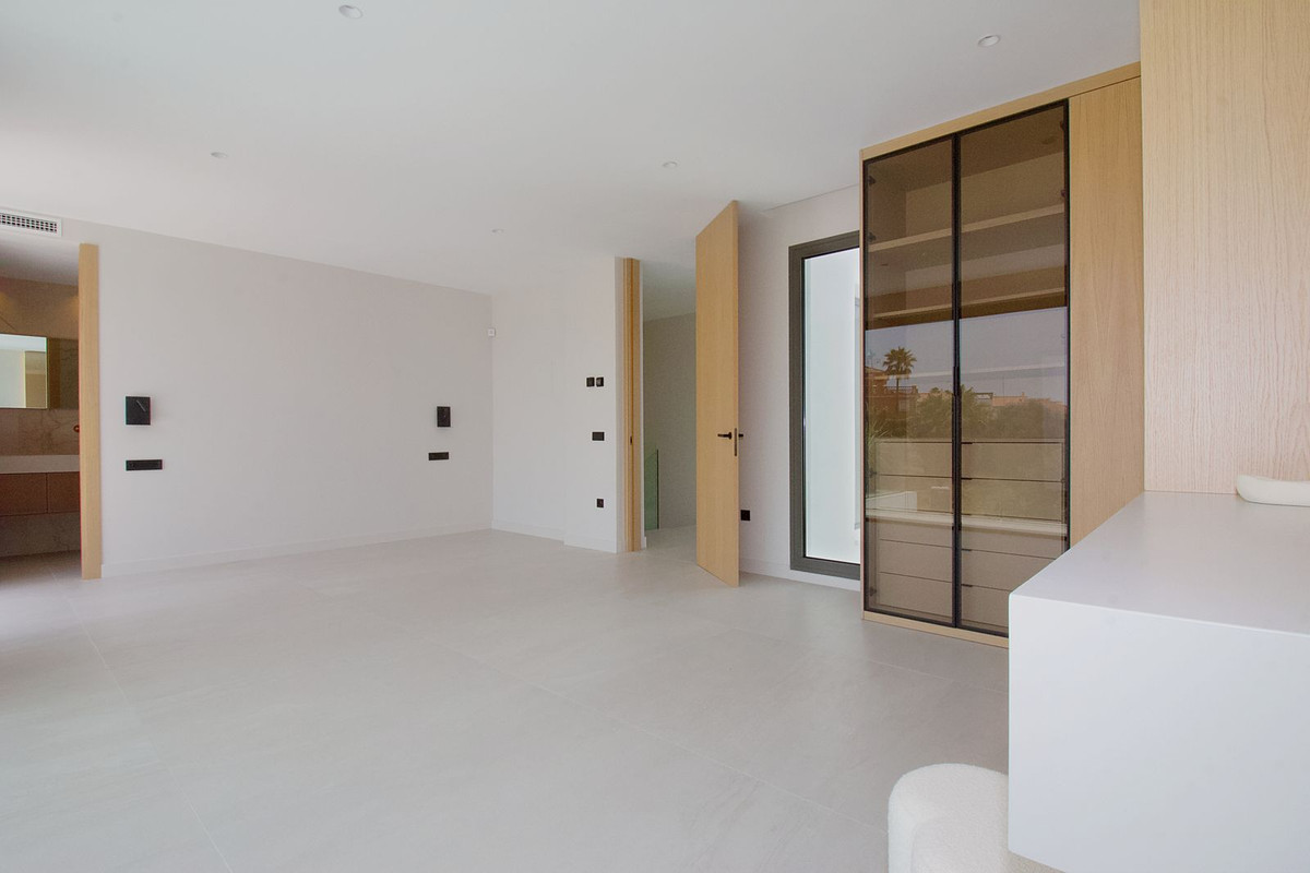 4 Bedroom Villa in Estepona - Photo 30
