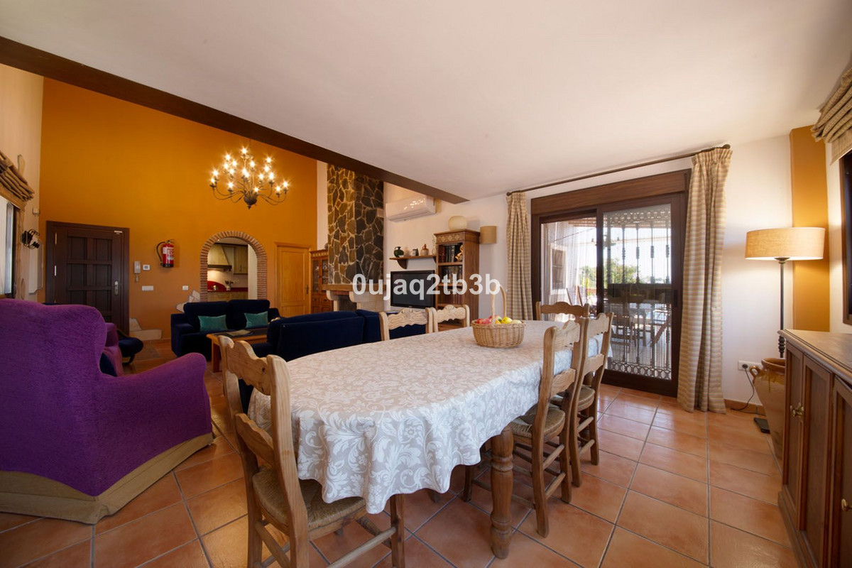 6 Bedroom Villa in Estepona - Photo 24