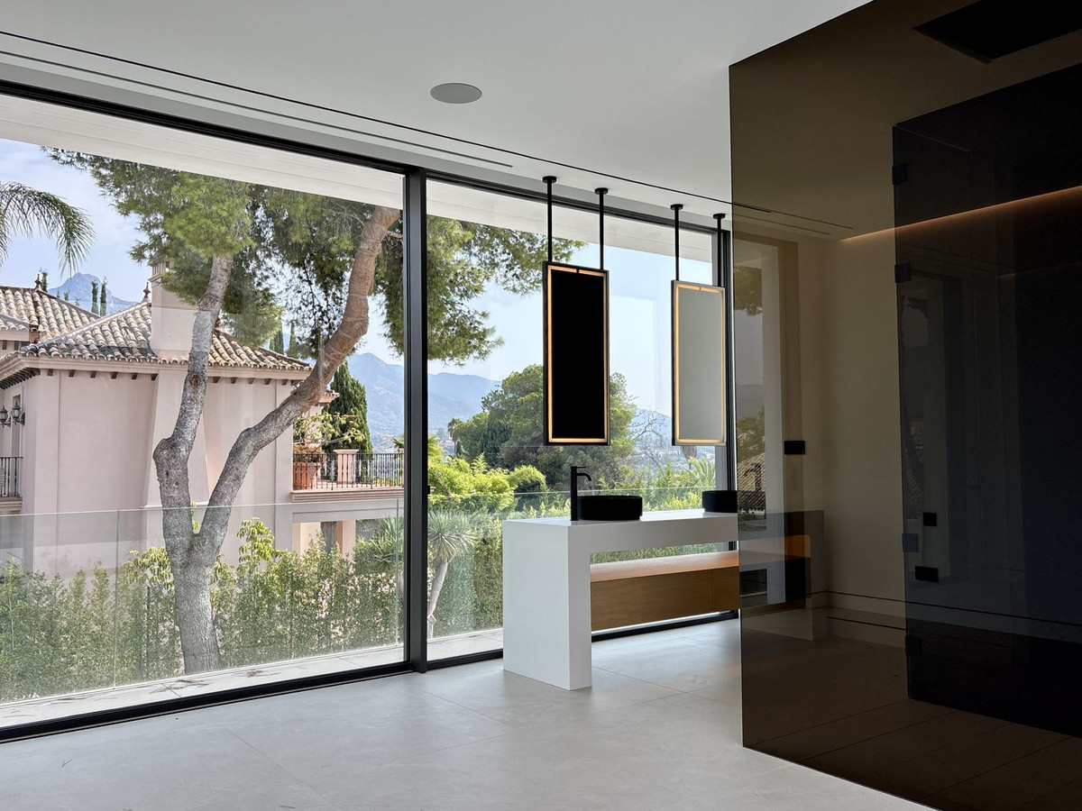 4 Bedroom Villa in Marbella - Photo 28