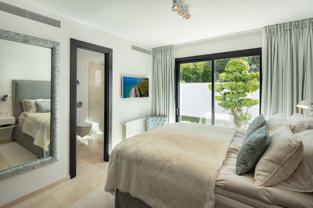 4 Bedroom Villa in Marbella - Photo 28