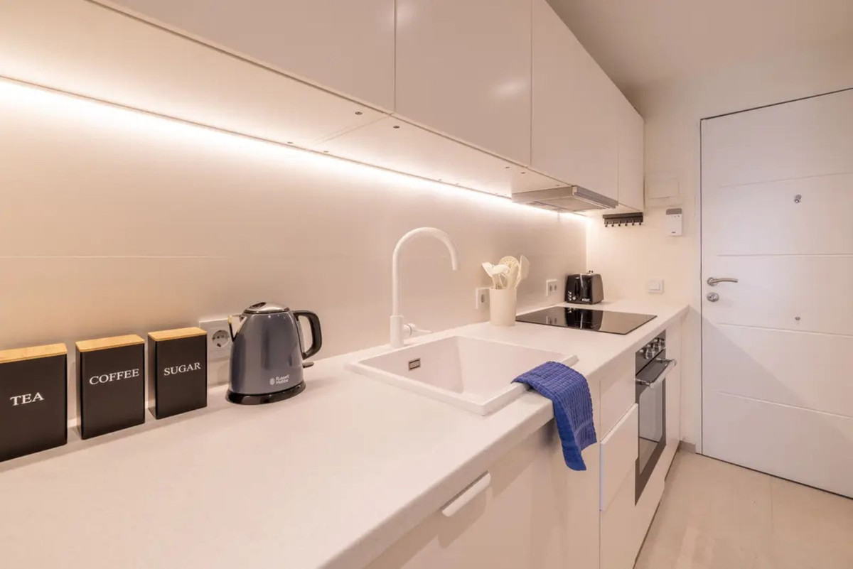 1 Bedroom Apartment in Estepona - Photo 6