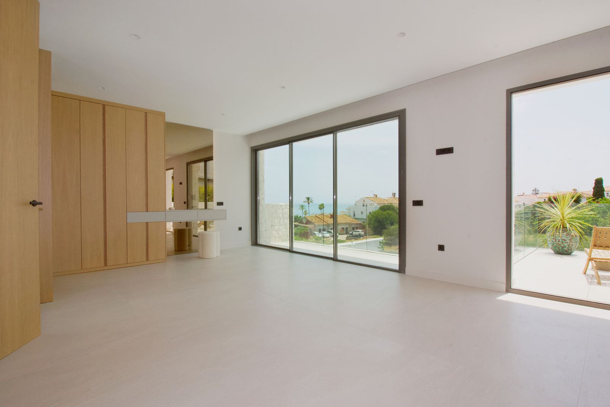 4 Bedroom Villa in Estepona - Photo 25