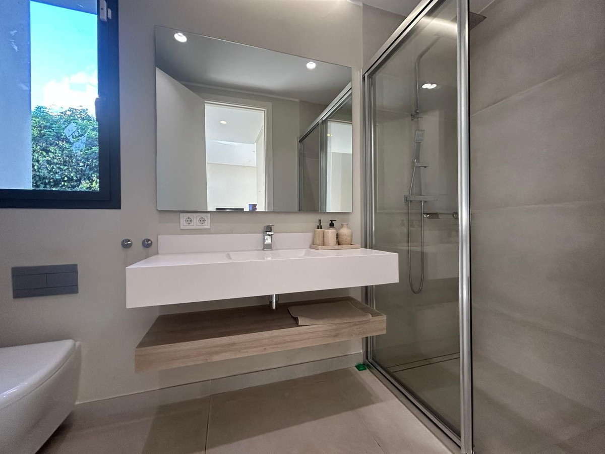 4 Bedroom Villa in Estepona - Photo 13