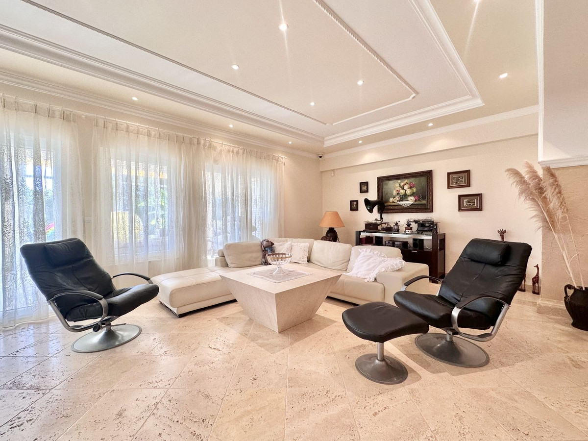 6 Bedroom Villa in Marbella - Photo 7