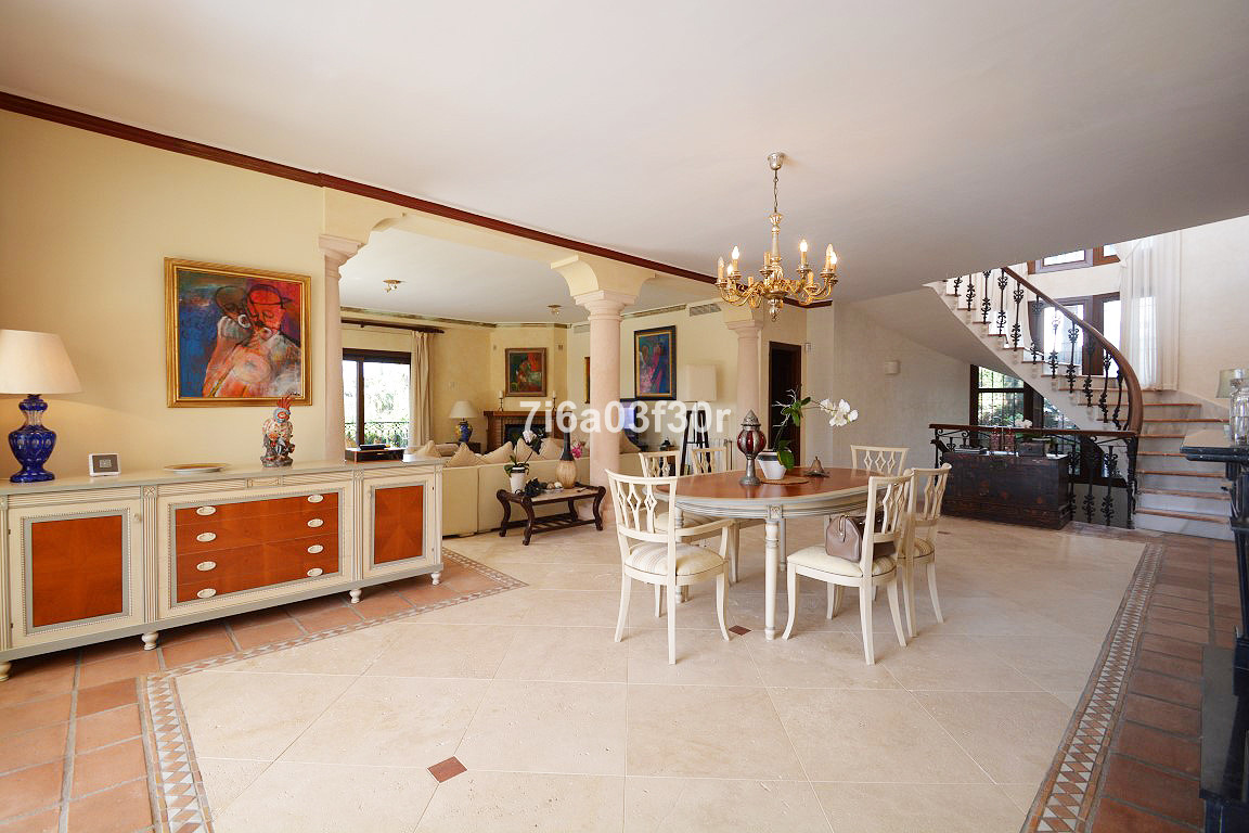 5 Bedroom Villa in Marbella - Photo 4