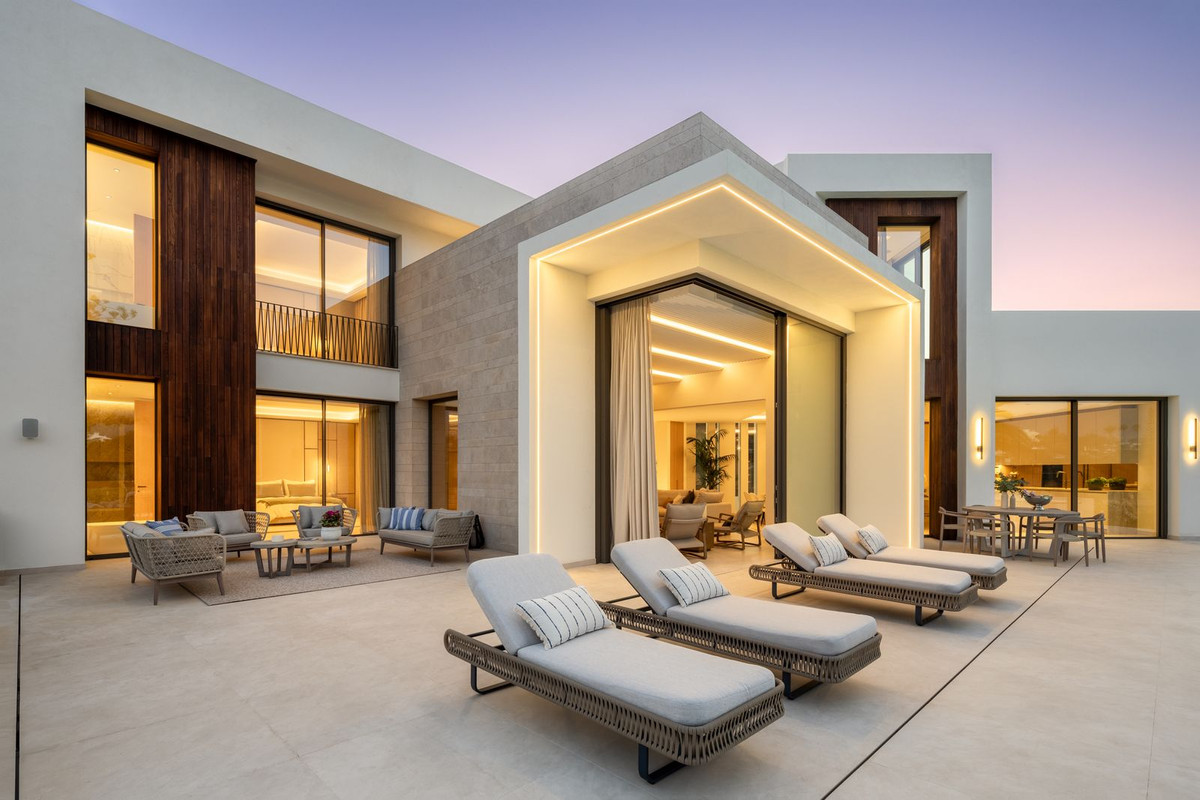 5 Bedroom Villa in Marbella - Photo 6