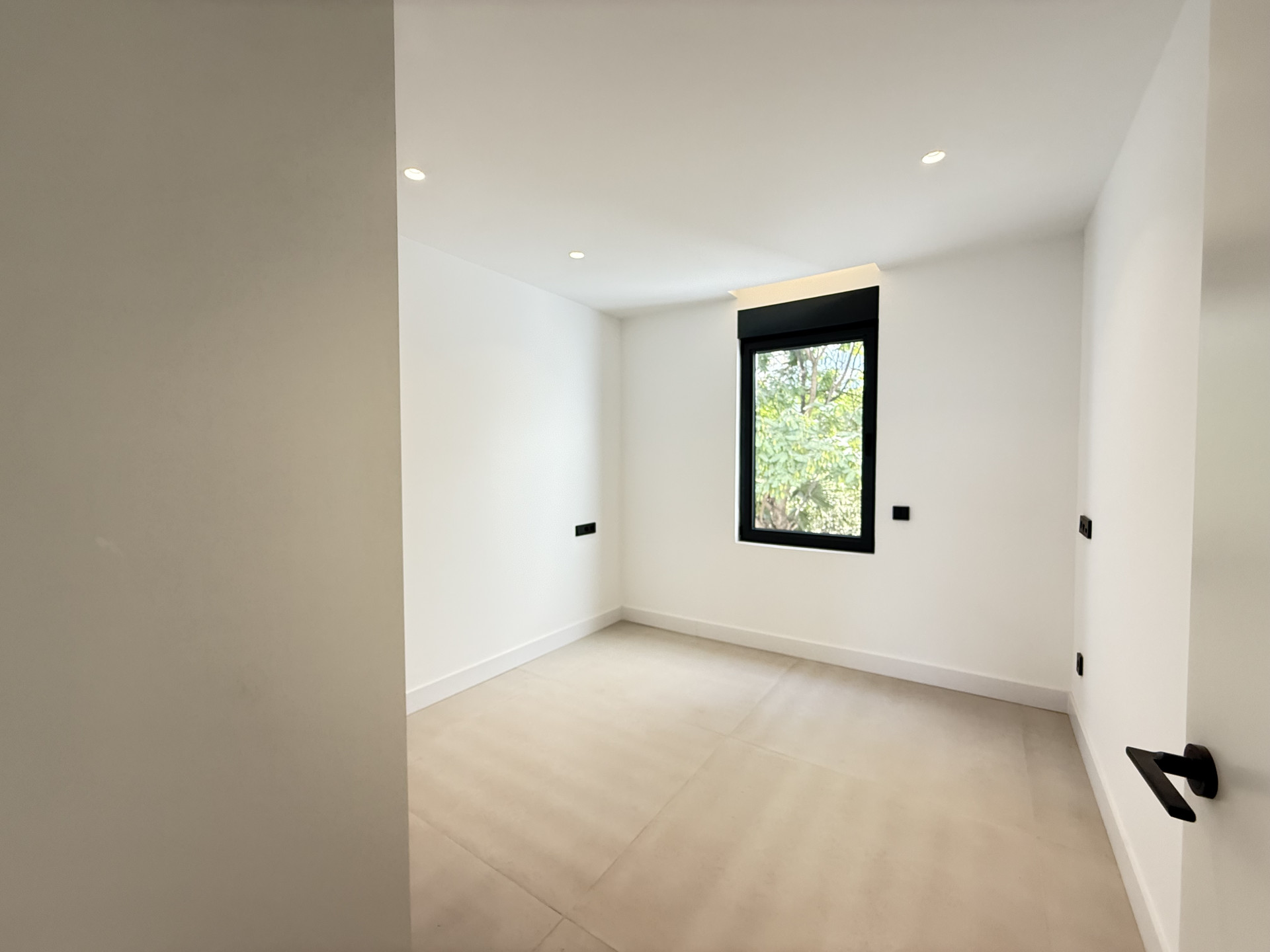 3 Bedroom Penthouse in Estepona - Photo 5