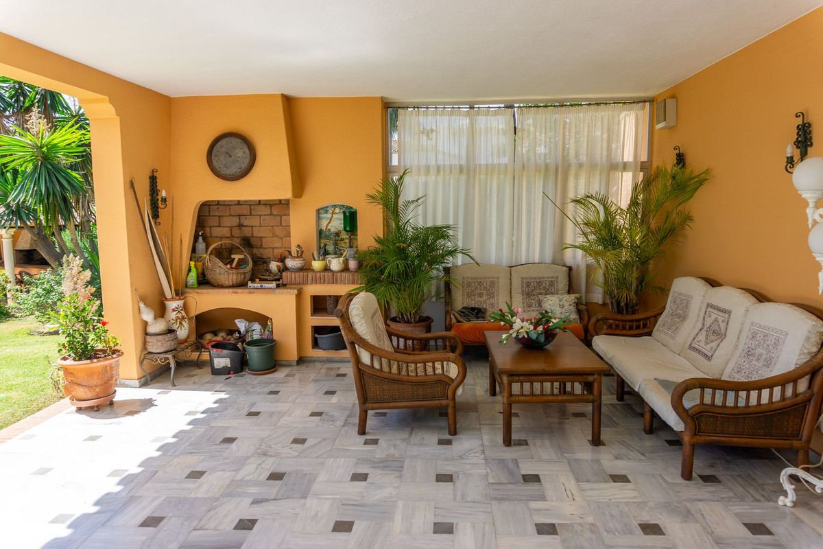 6 Bedroom Villa in Estepona - Photo 13