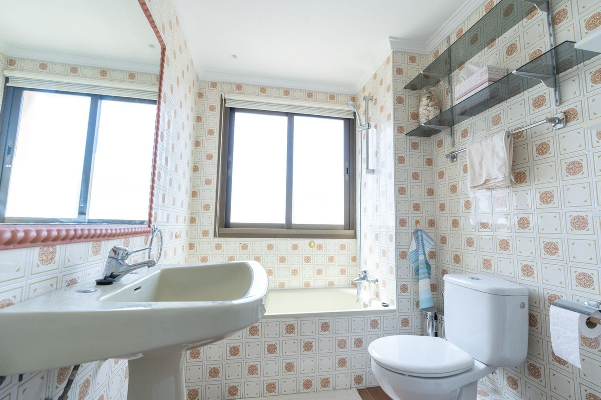 2 Bedroom Apartment in Marbella - Photo 11