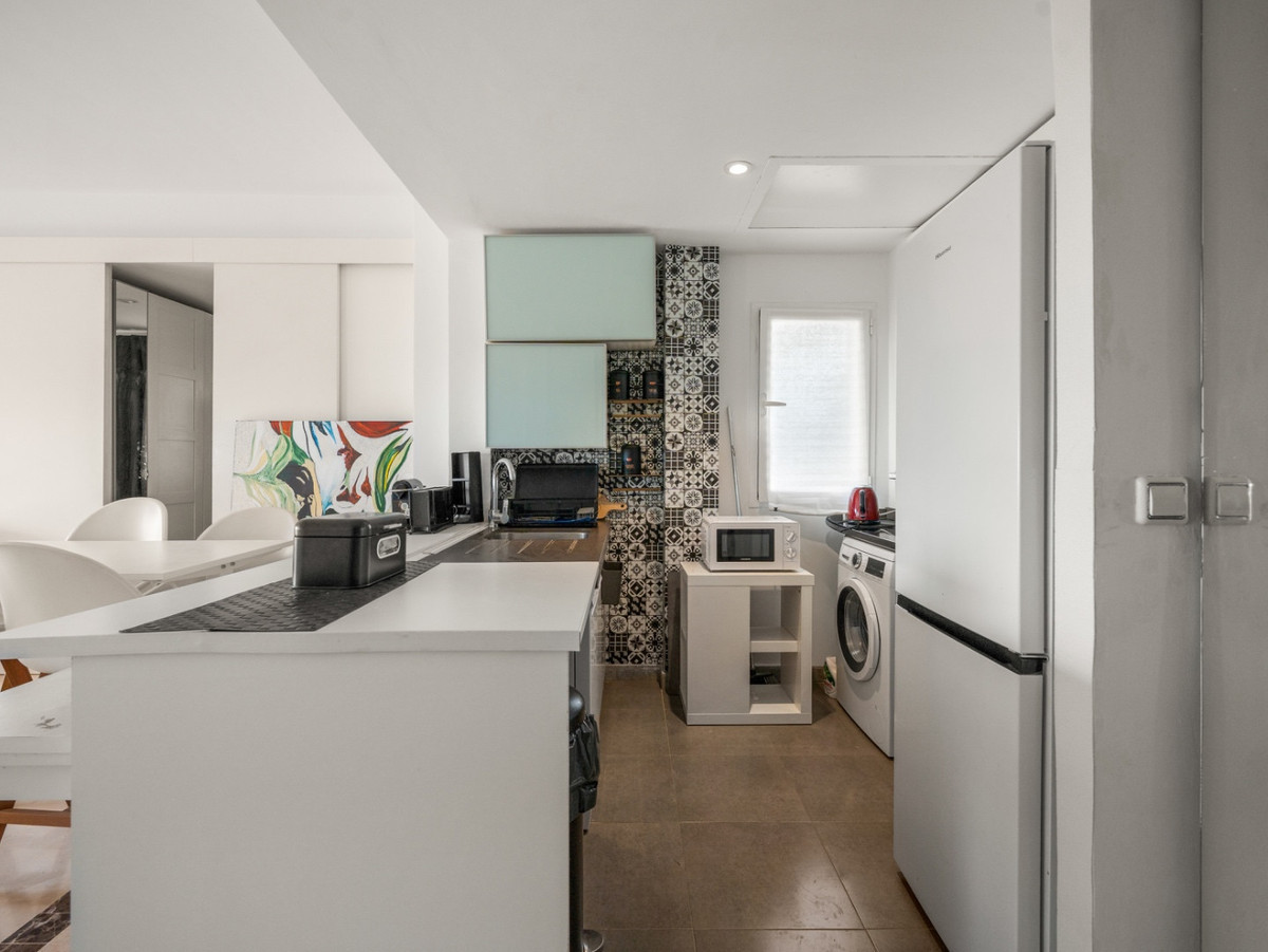 1 Bedroom Penthouse in Estepona - Photo 11