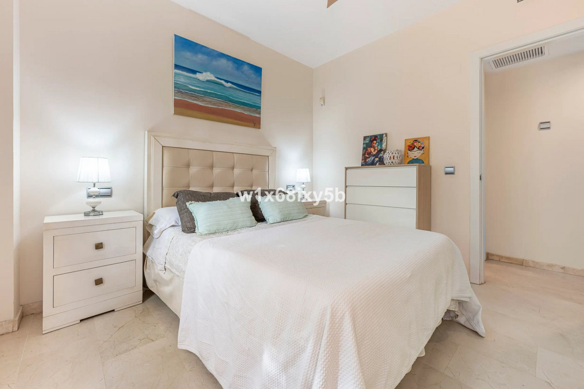1 Bedroom Apartment in Estepona - Photo 3