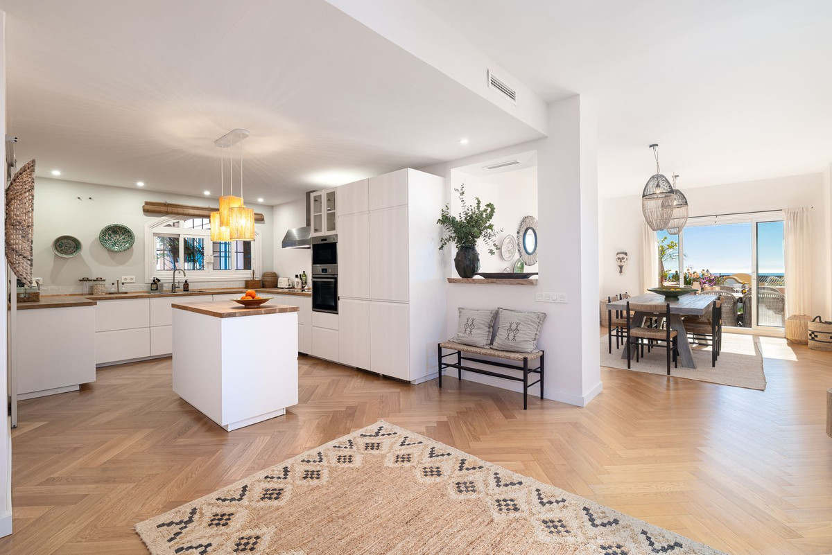 3 Bedroom Apartment in Marbella - Photo 2