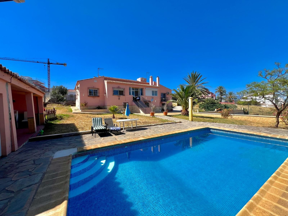 6 Bedroom Villa in Estepona - Photo 2