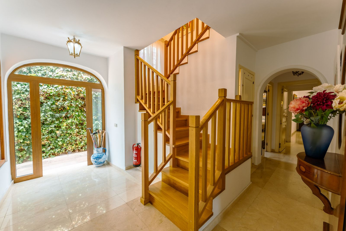 4 Bedroom Villa in San Pedro de Alcántara - Photo 2