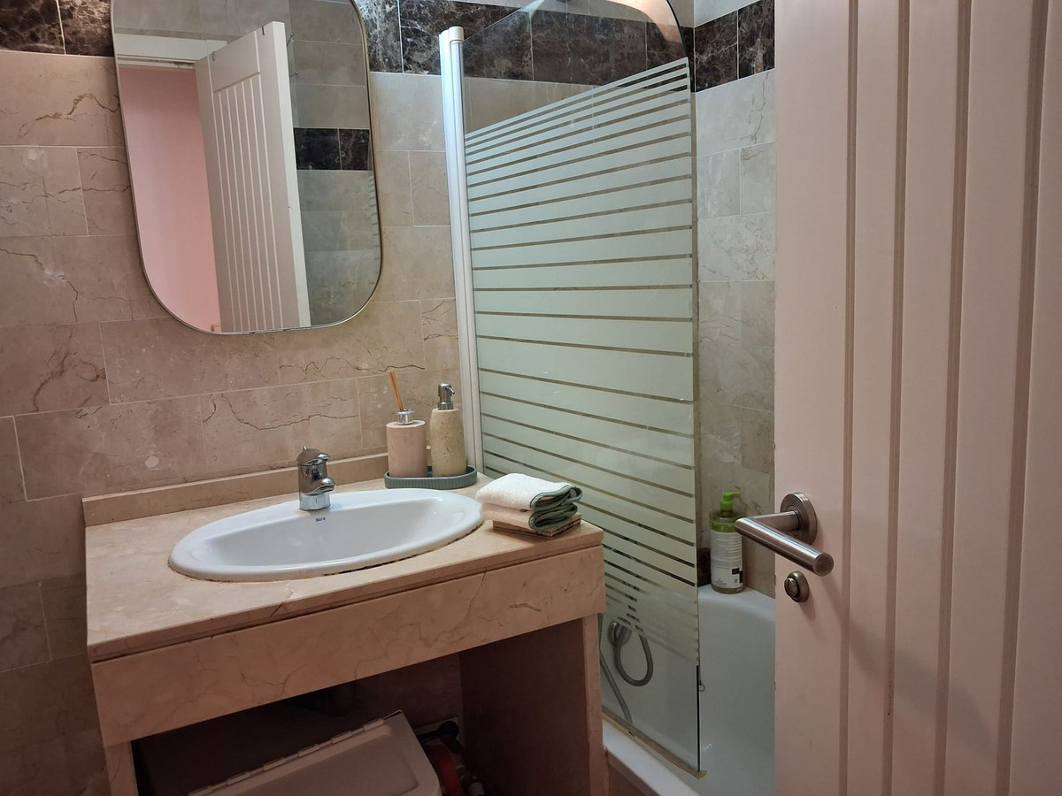 1 Bedroom Apartment in Benahavís - Photo 20