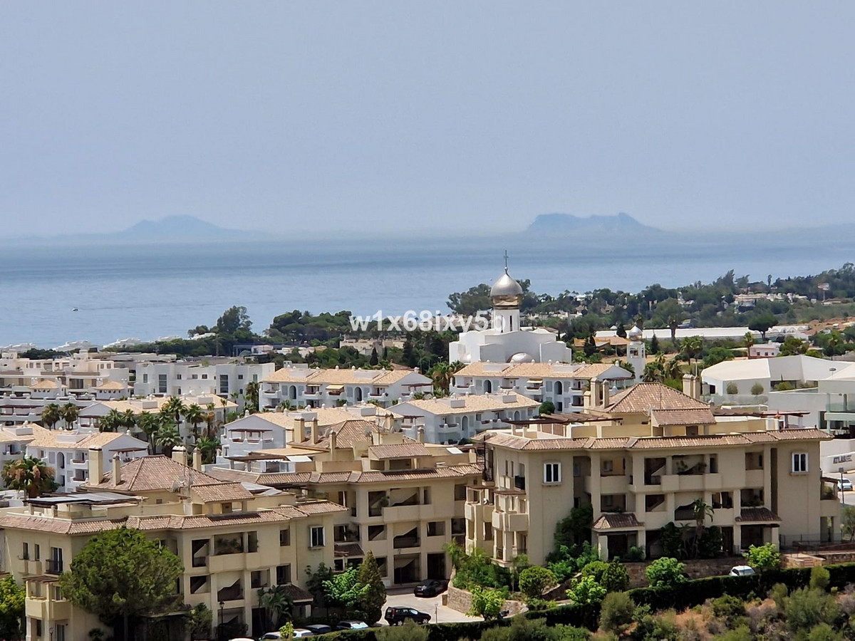 2 Bedroom Apartment in Estepona - Photo 2
