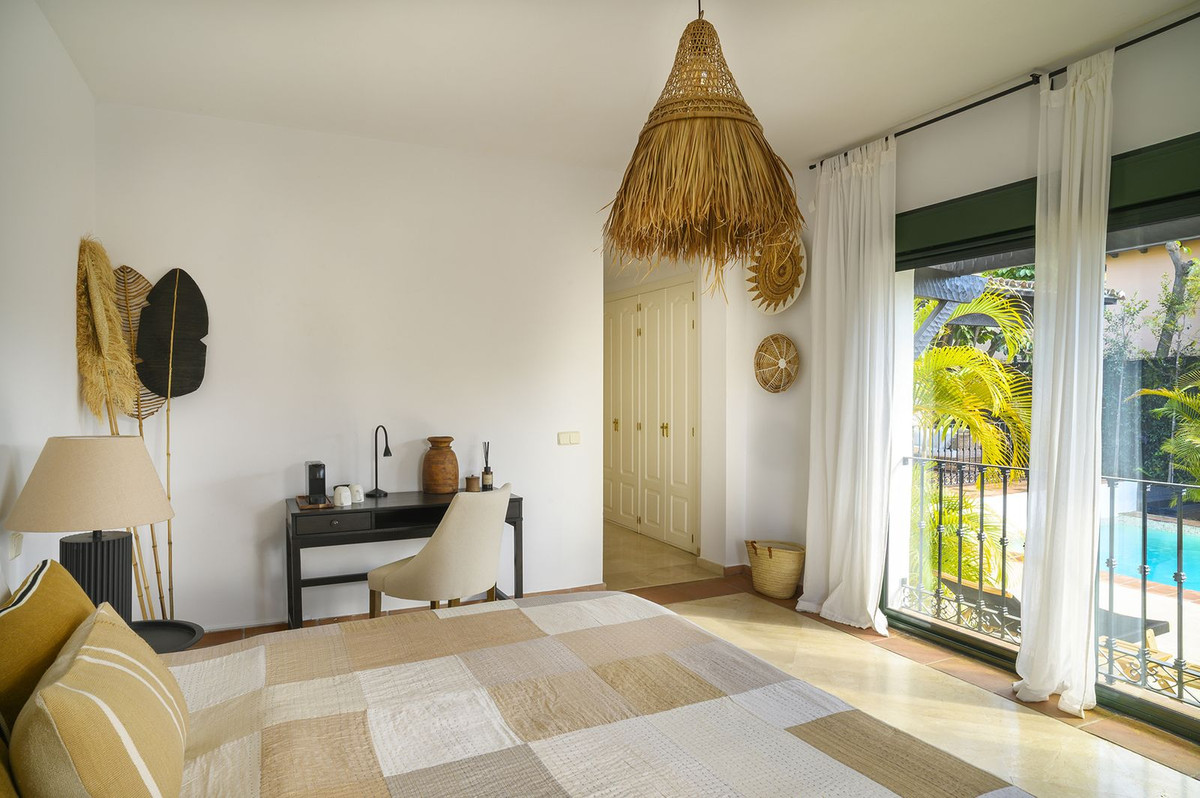 4 Bedroom Villa in Estepona - Photo 14