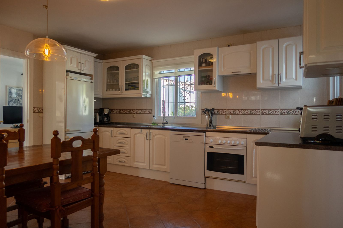 3 Bedroom Villa in Estepona - Photo 14
