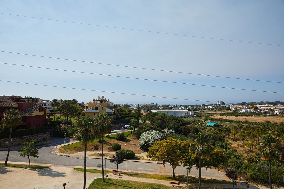 4 Bedroom Apartment in Estepona - Photo 14