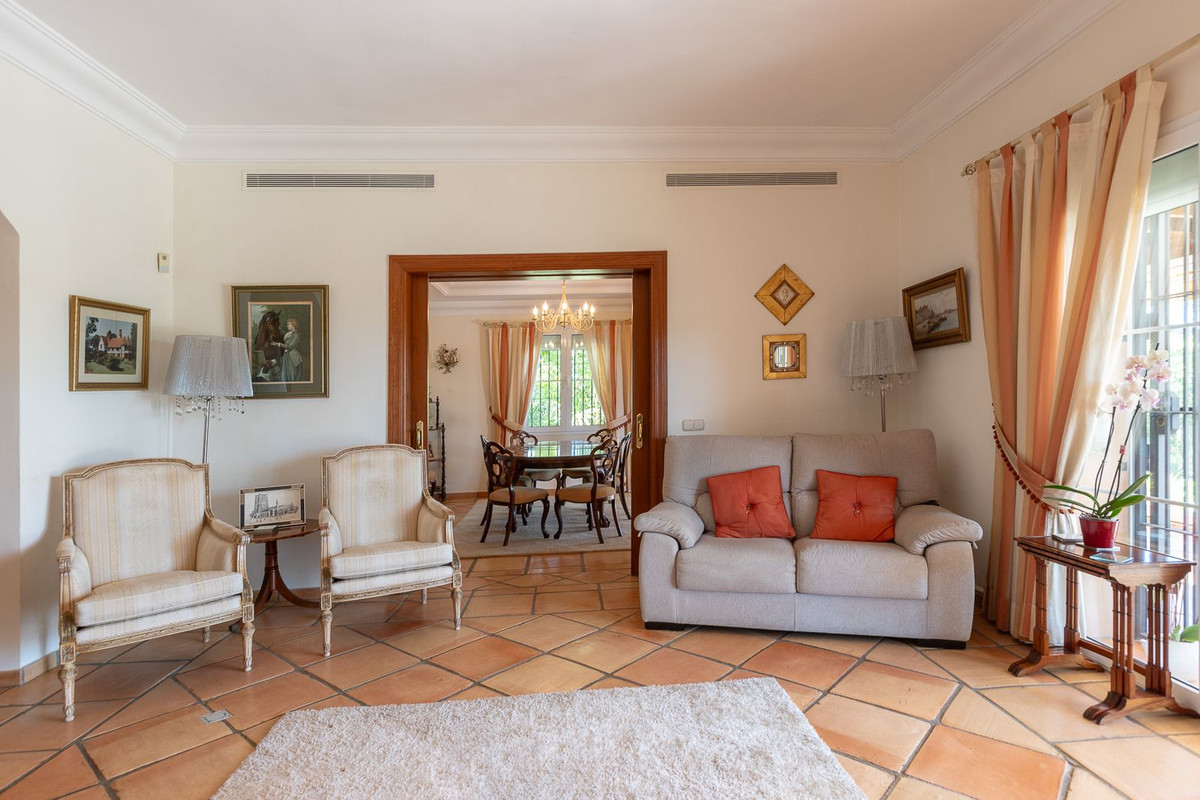 5 Bedroom Villa in Marbella - Photo 7