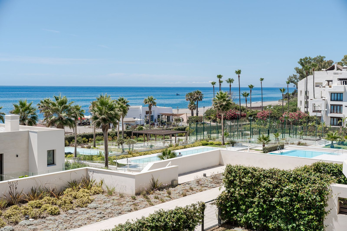 3 Bedroom Apartment in Estepona - Photo 4