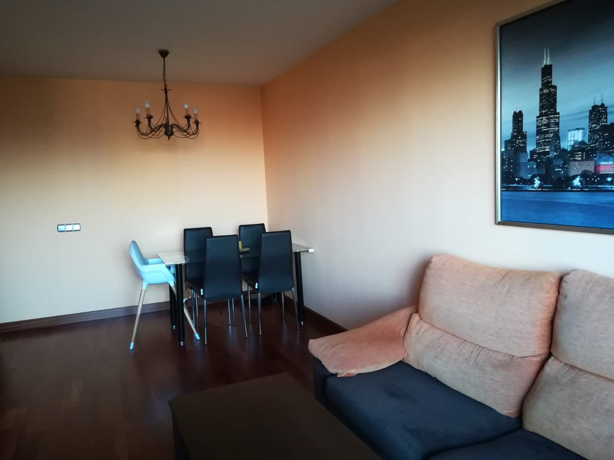 2 Bedroom Apartment in Torremolinos - Photo 2
