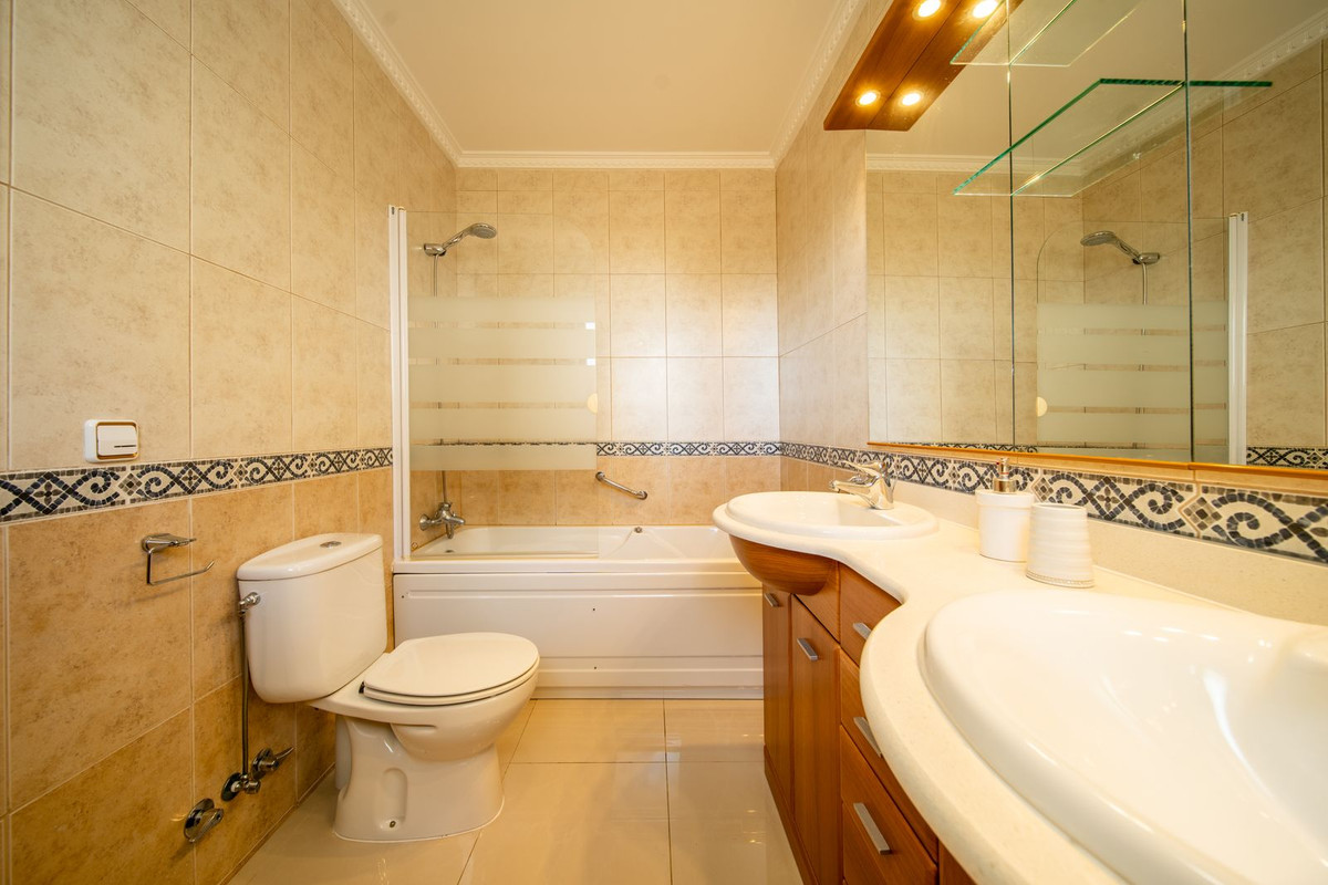 4 Bedroom Villa in Fuengirola - Photo 25