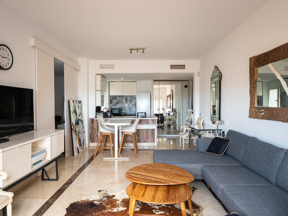 1 Bedroom Penthouse in Estepona - Photo 9