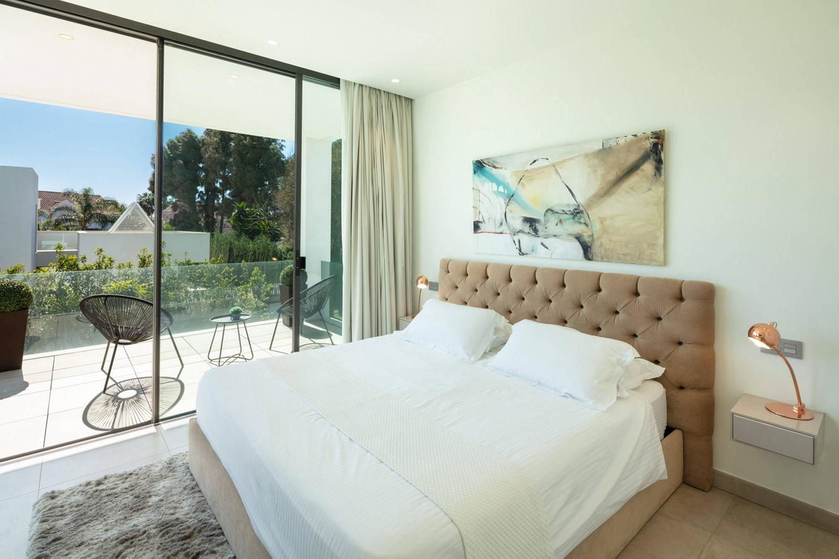 7 Bedroom Villa in Marbella - Photo 2