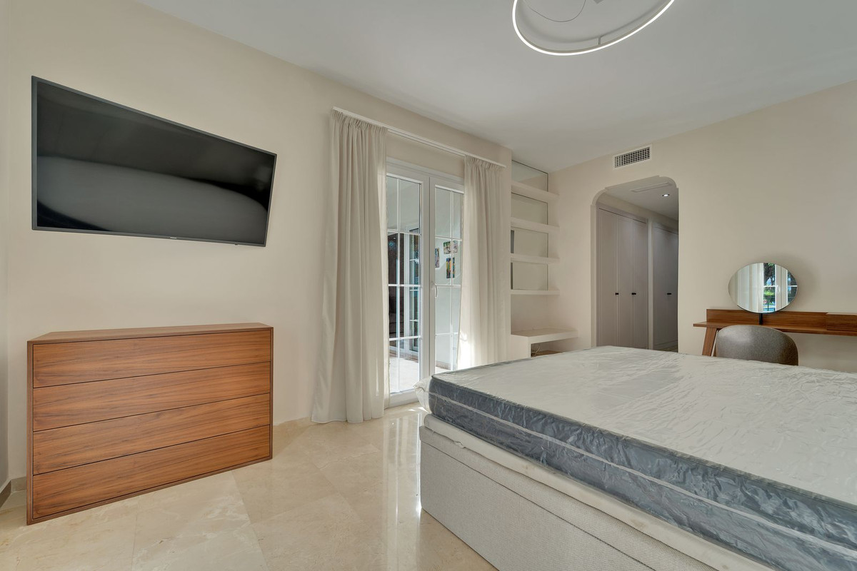 3 Bedroom Apartment in Estepona - Photo 10