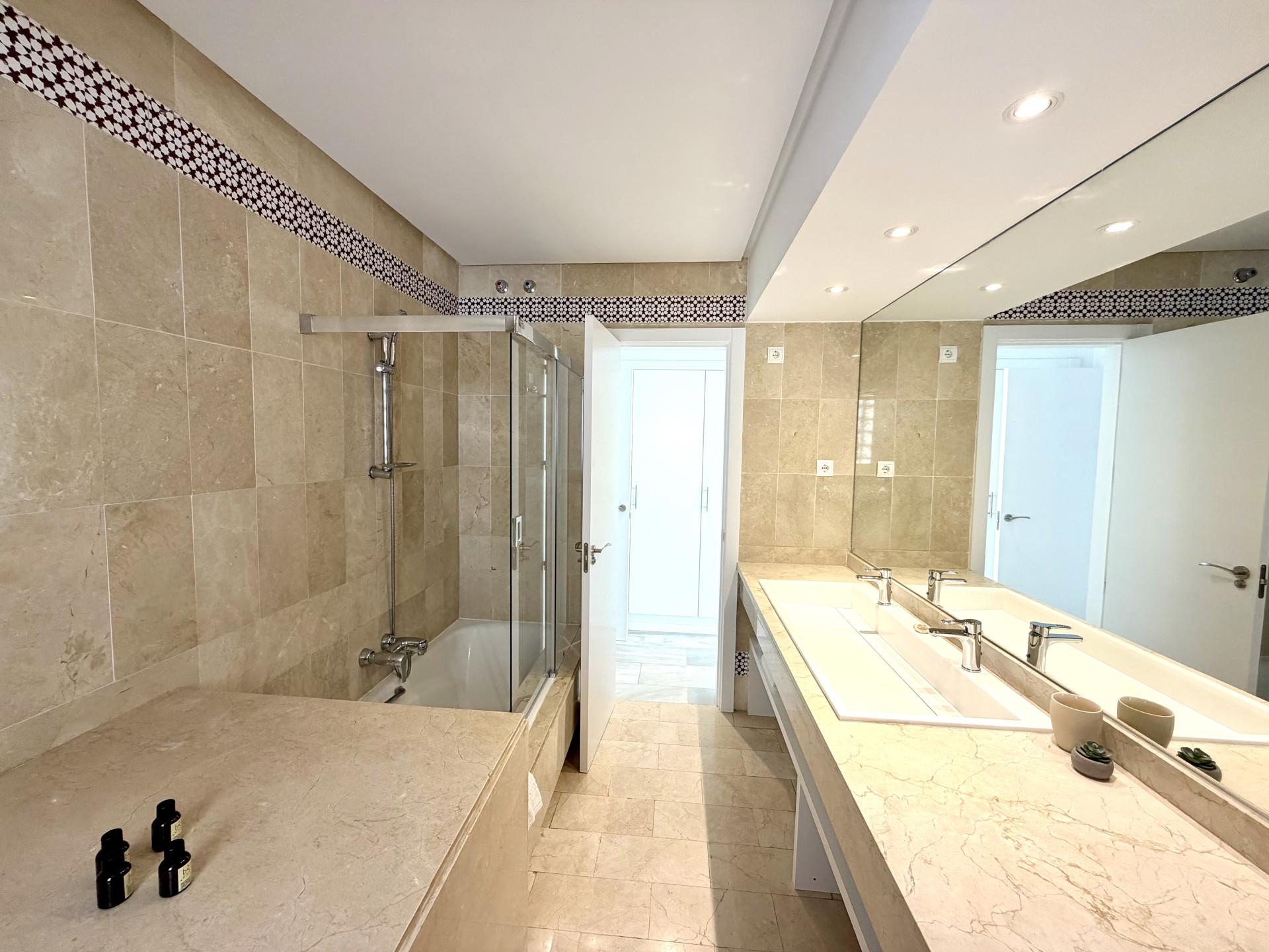 2 Bedroom Apartment in Marbella - Photo 25