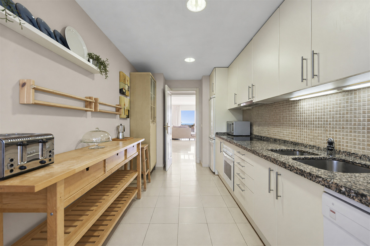 3 Bedroom Penthouse in Benahavís - Photo 7